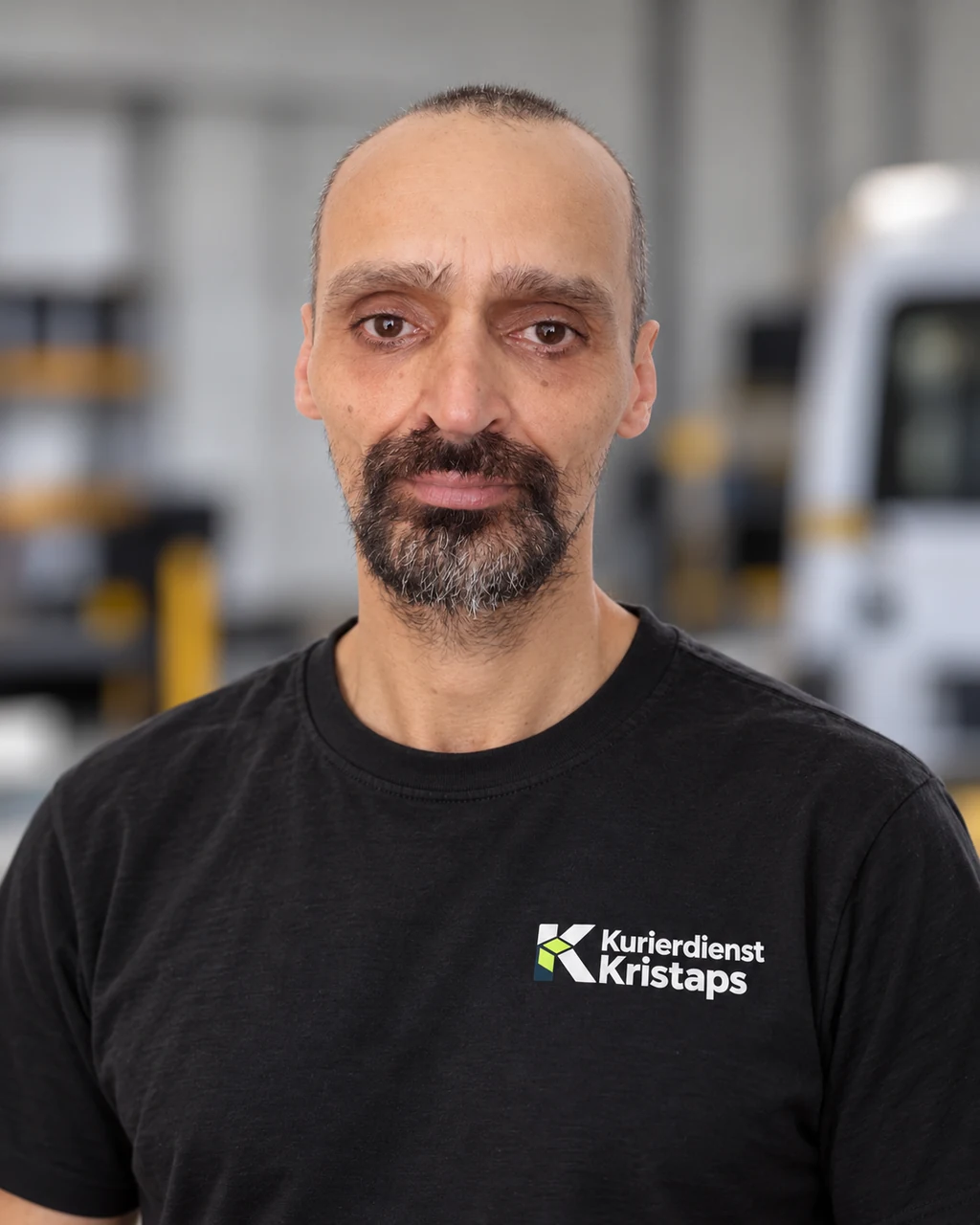 Kristaps Liepinlauskis im schwarzen Team-Shirt mit Kurierdienst-Kristaps-Logo