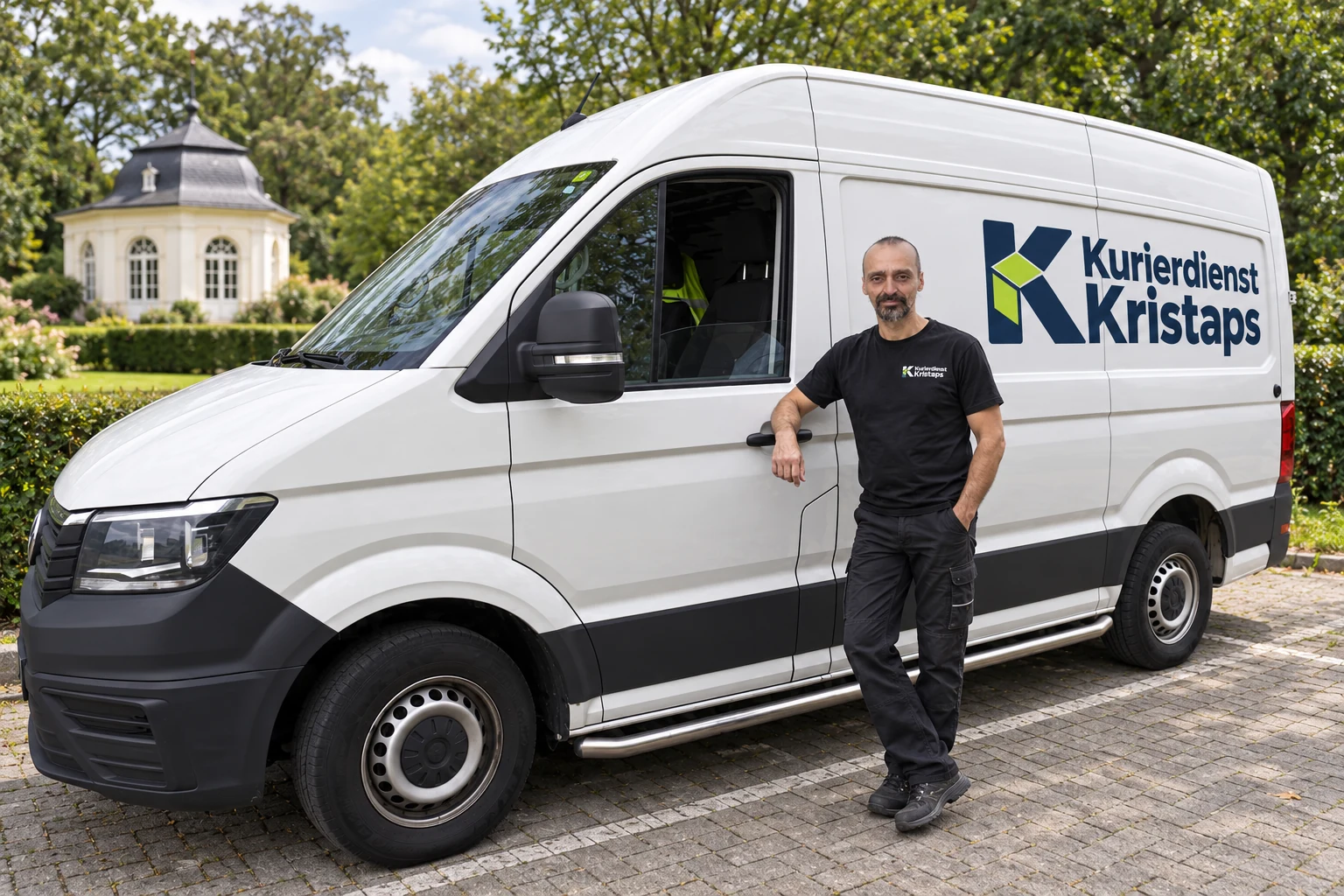 Kristaps im Team-Shirt neben einem weißen Kurierfahrzeug mit Firmenlogo vor einer gestalteten Meerbusch-Kulisse