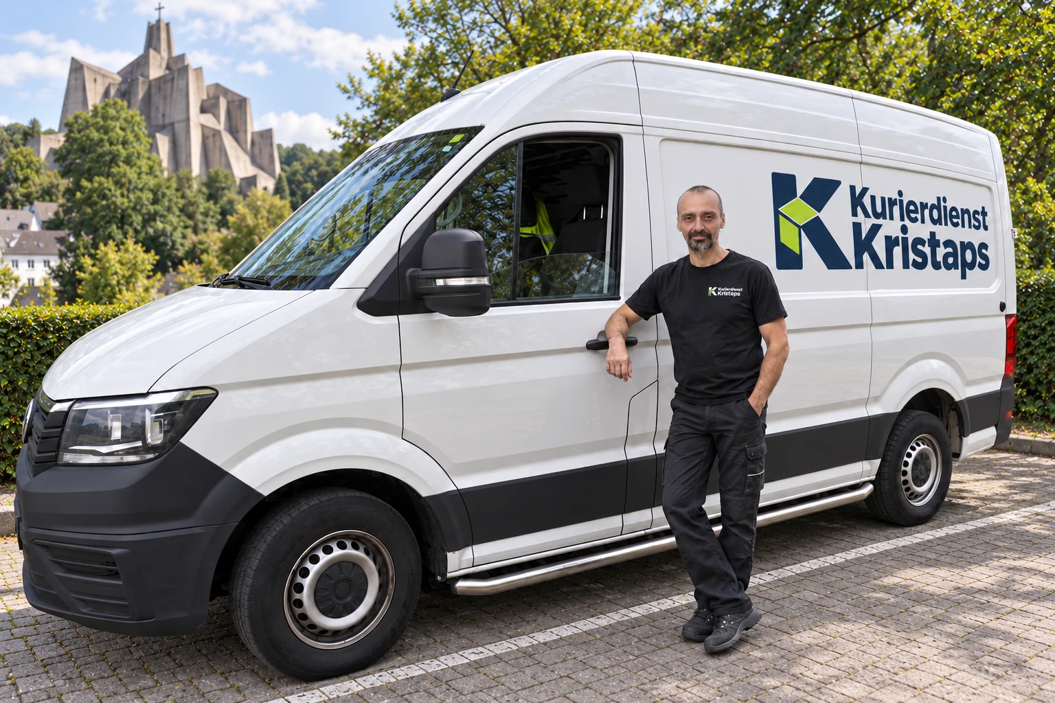 Kristaps im Team-Shirt neben einem weißen Kurierfahrzeug mit Firmenlogo vor einer gestalteten Velbert-Kulisse